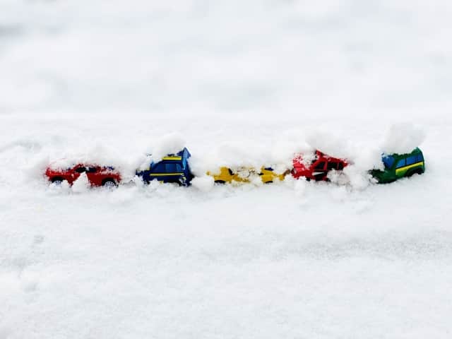 写真：雪の中の渋滞を模したミニカー